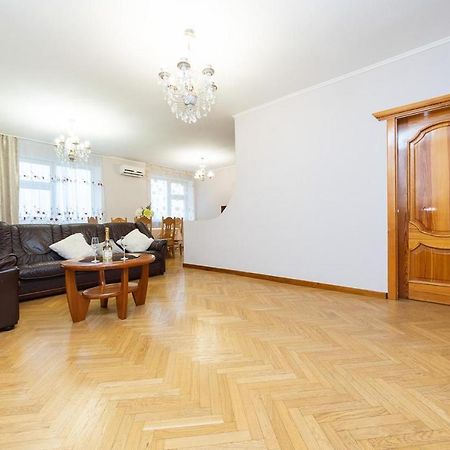 Spacious Apartments In The Center Of Obolon 2 Bedrooms Киев Экстерьер фото