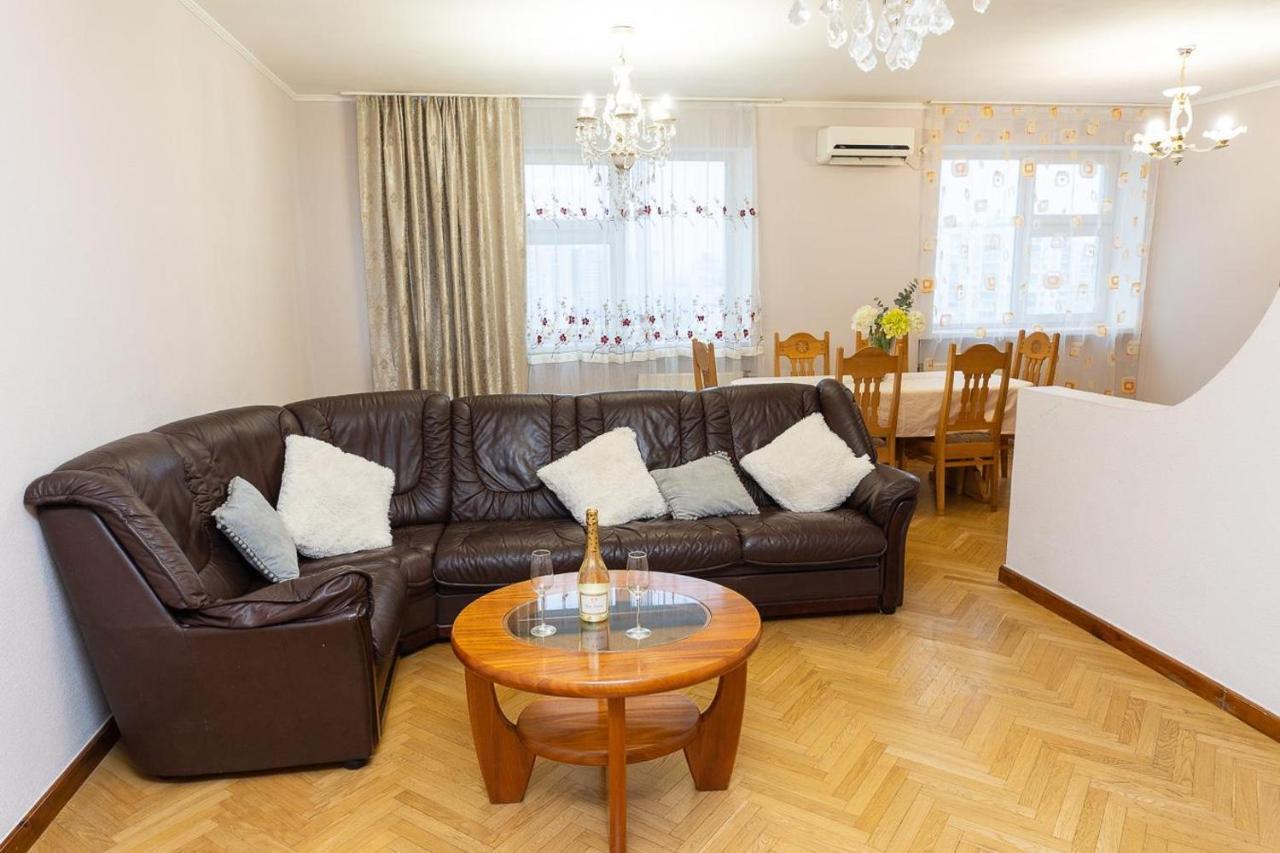 Spacious Apartments In The Center Of Obolon 2 Bedrooms Киев Экстерьер фото