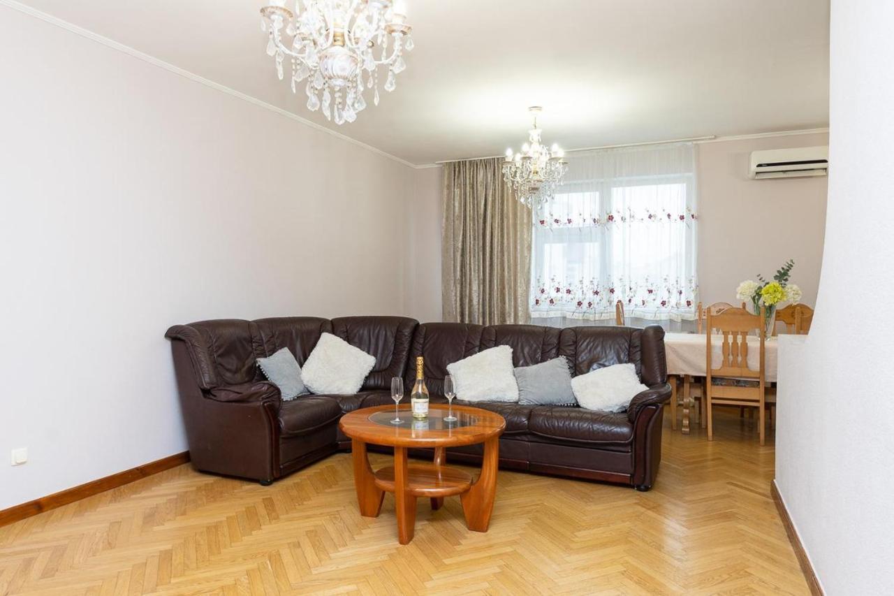 Spacious Apartments In The Center Of Obolon 2 Bedrooms Киев Экстерьер фото